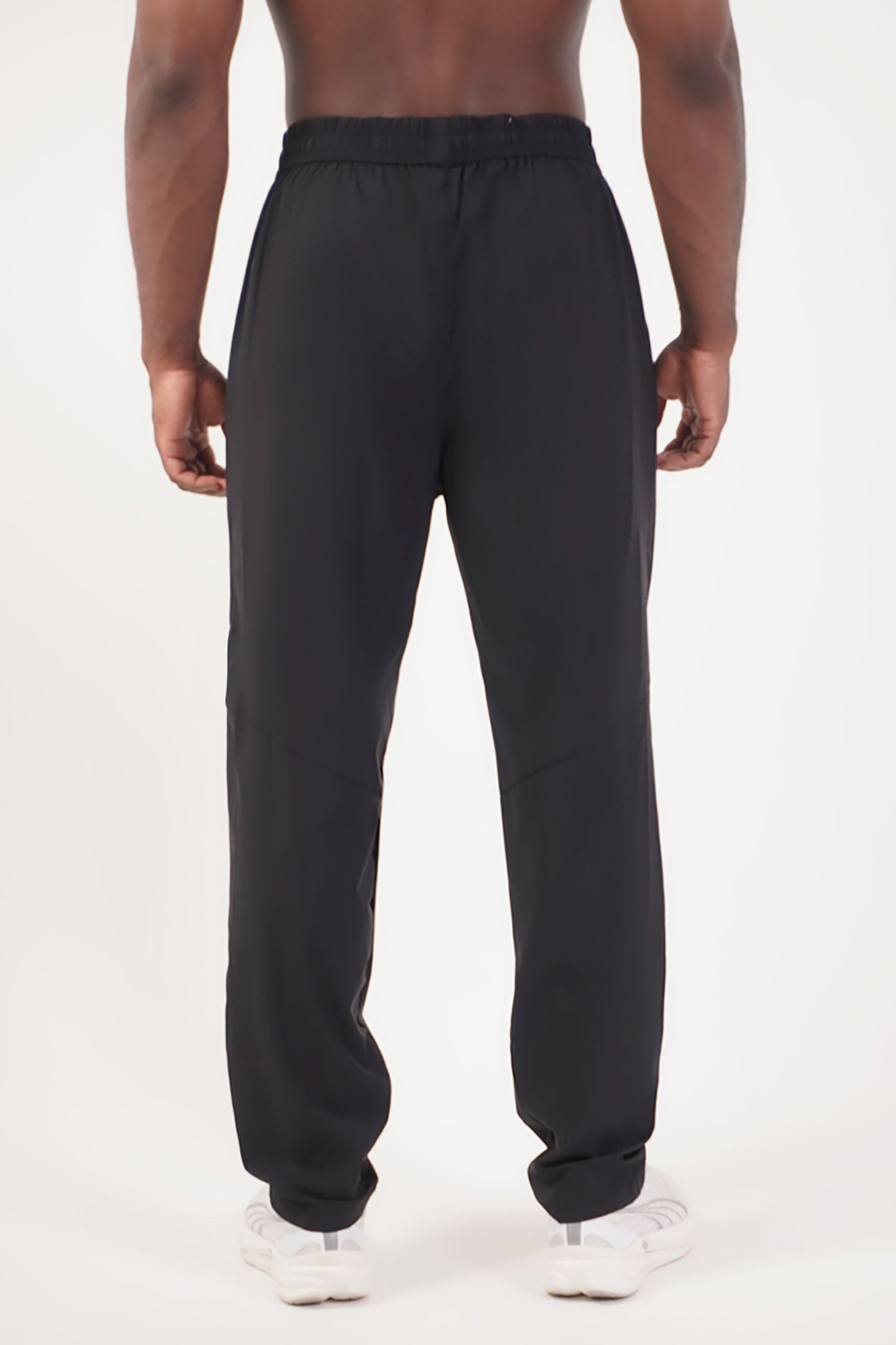 UC025 Summit Joggers - Black
